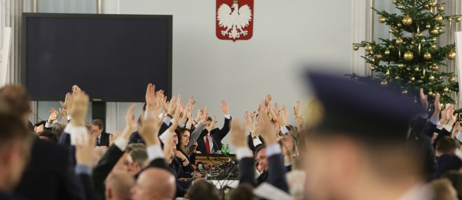 Prokuratura Okręgowa w Warszawie umorzyła śledztwo ws. organizacji i przebiegu posiedzenia Sejmu w Sali Kolumnowej 16 grudnia 2016 r. Śledczy uznali, że miało ono prawidłowy przebieg, a przeniesienie obrad było zgodne z prawem.
