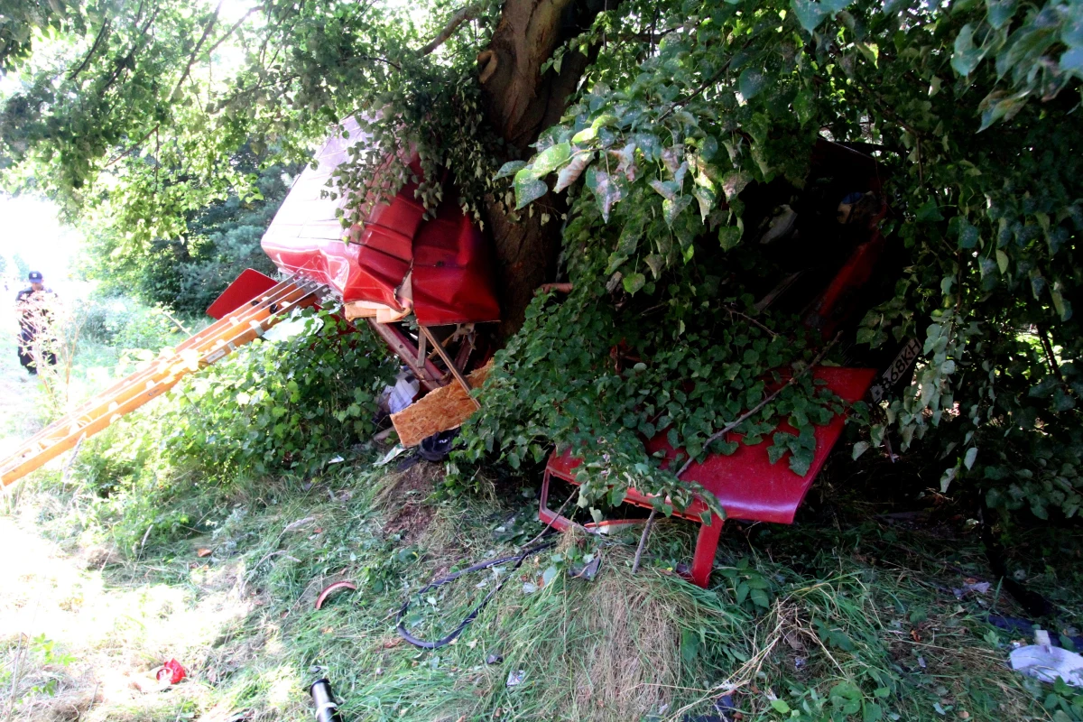 Bus osobowy uderzył w drzewo przy drodze wojewódzkiej nr 102 w Bogusławcu (woj. zachodniopomorskie). 4 osoby zginęły. 