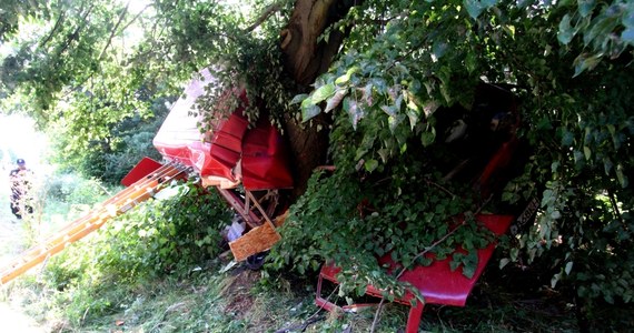 Bus osobowy uderzył w drzewo przy drodze wojewódzkiej nr 102 w Bogusławcu (woj. zachodniopomorskie). 4 osoby zginęły. 