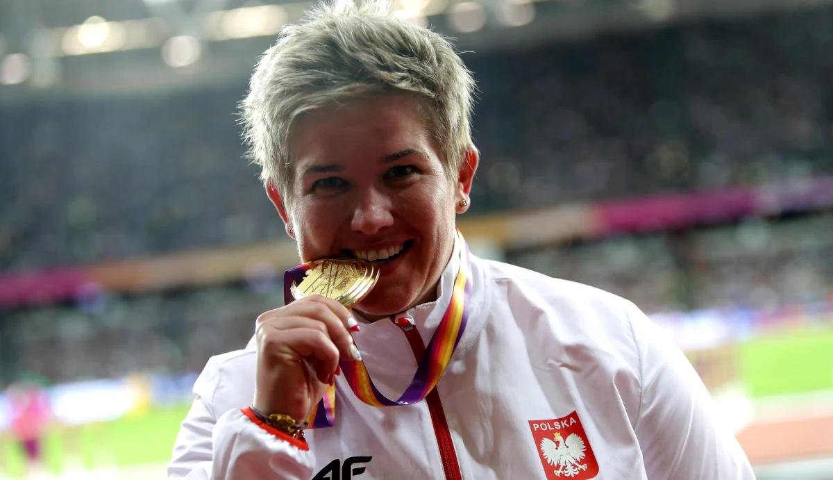 „To był najtrudniejszy konkurs w mojej karierze. Mimo złotego medalu czuję niedosyt” – powiedziała dziennikarzom w Londynie Anita Włodarczyk. Polka wynikiem 77,90 m obroniła w tytuł mistrzyni świata w rzucie młotem. „Jestem bardzo zła. Mam nadzieję, że tę złość jeszcze za kilkanaście dni pokażę na rzutni” – podkreśliła. 