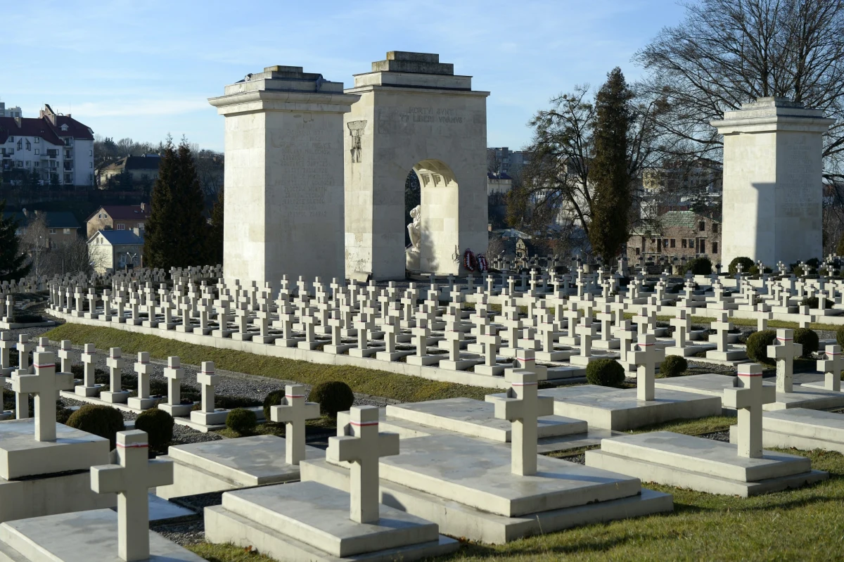 Ministerstwo Spraw Zagranicznych Ukrainy uznało za "nieprzyjazny krok" umieszczenie w projektowanym przez MSWiA nowym polskim paszporcie grafiki z motywem Cmentarza Orląt Lwowskich. Abasador Polski w Kijowie Janowi Piekło otrzymał notę dyplomatyczną w tej sprawie.