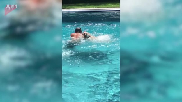 Kiedy pies zobaczył swojego właściciela jak pływa w basenie, postanowił go uratować i wskoczył niczym ratownik do wody.