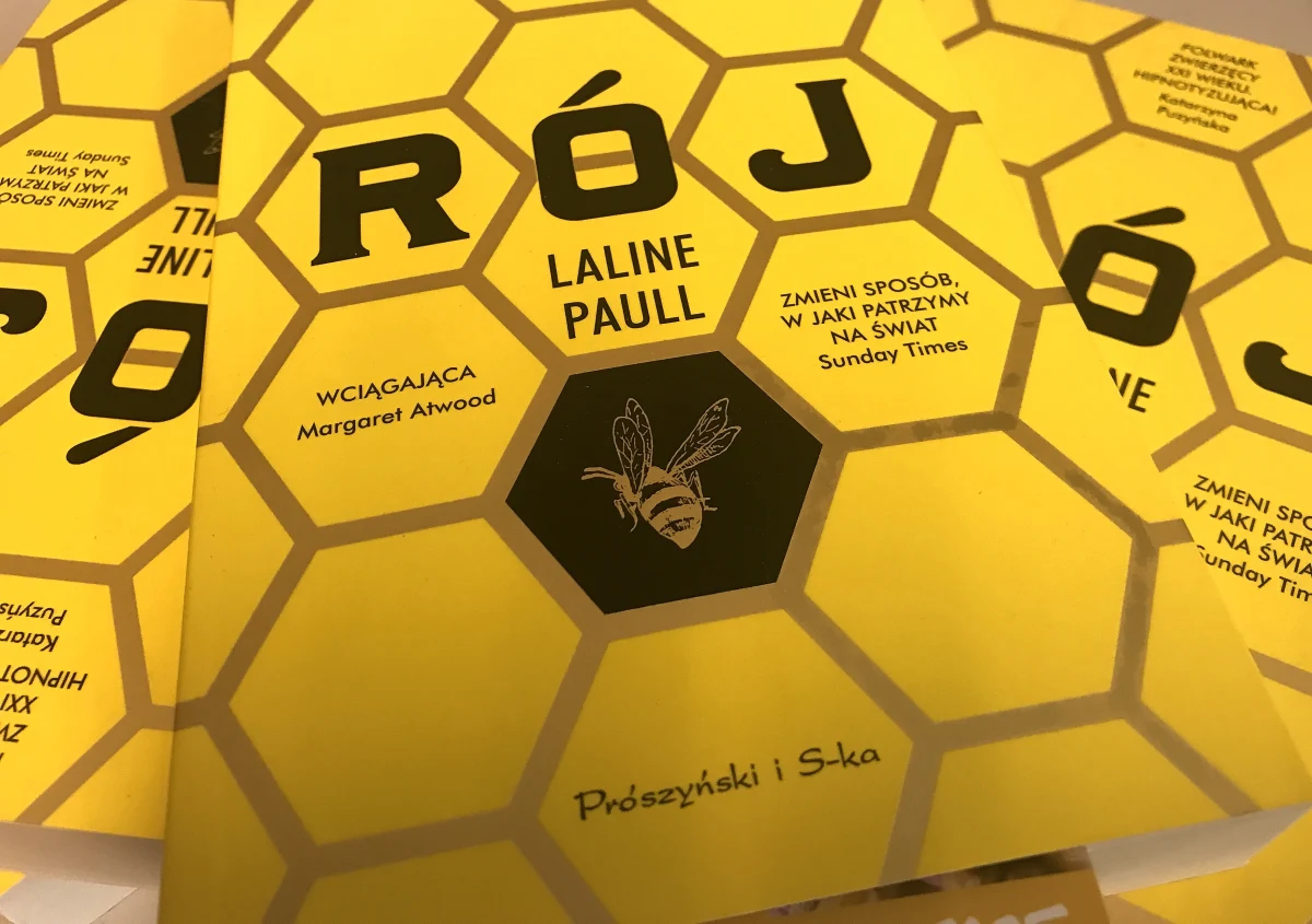 Wiele im zawdzięczamy, ale nie zawsze je szanujemy. Pszczoły. Dziś - 8 sierpnia - już po raz piąty obchodzimy ogólnopolski Wielki Dzień Pszczół. Z tej okazji mieliśmy dla Was niespodziankę - książki  "Rój" Laline Paull. 