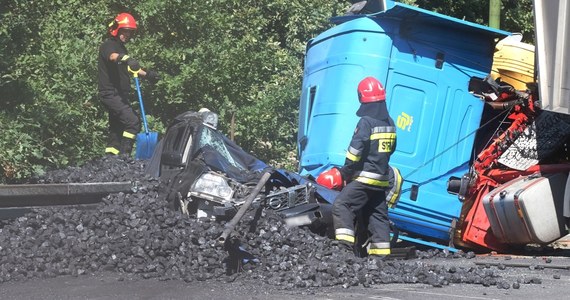 Wypadek ciężarówki przewożącej węgiel na granicy Tych i Katowic. Samochód przygniótł auto osobowe. Zginęła 57-letnia pasażerka nissana. Dwie osoby są ranne. 