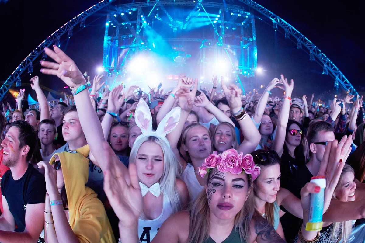 ​20-letnia uczestniczka festiwalu techno na zachodzie Niemiec urodziła w czasie muzycznej imprezy dziecko. Twierdzi, że było to dla niej zaskoczenie, bo nie wiedziała, że jest w ciąży.