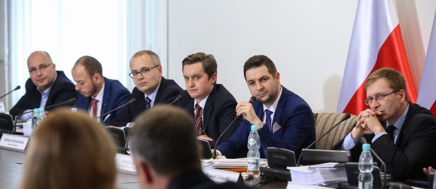 Członkowie komisji weryfikacyjnej ds. reprywatyzacji w Warszawie złożą oświadczenia majątkowe. Jak dowiedział się dziennikarz RMF FM Grzegorz Kwolek, podczas ostatniego posiedzenia Komisji złożyli oni deklaracje, że zgadzają się na ujawnienie swojego majątku.