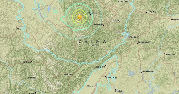 ​W wyniku trzęsienia ziemi o magnitudzie 6,5, które nawiedziło prowincję Syczuan w środkowych Chinach, władze obawiają się około stu ofiar śmiertelnych i tysięcy rannych. Uszkodzonych zostało ok. 130 tysięcy domów - wynika ze wstępnych szacunków.