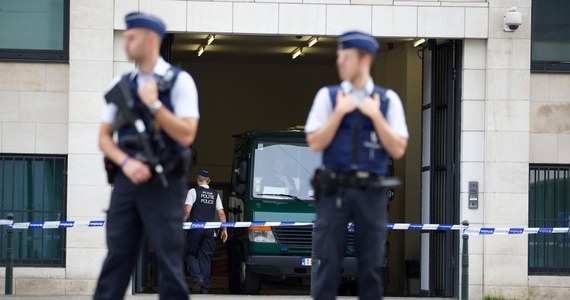 Nie znaleziono żadnych materiałów wybuchowych w samochodzie, za którym policja wszczęła pościg na ulicach Brukseli, używając broni palnej. Zatrzymano kierowcę auta: Rwandyjczyka mieszkającego w Niemczech. Według prokuratury, jest on niezrównoważony. Ze wstępnych ustaleń śledztwa wynika, że nic nie wskazuje, by incydent miał podłoże terrorystyczne - podała belgijska prokuratura.