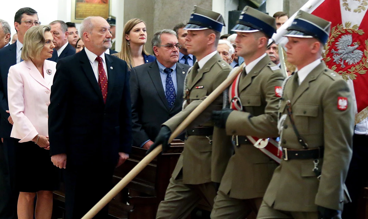 "Nowa kadra dowódcza jest warunkiem zmian dostosowujących wojsko do nowych wyzwań; zmiany w systemie dowódczym były tematem konsultacji z BBN" – oświadczyła rzeczniczka MON mjr Anna Pęzioł-Wójtowicz. To reakcja resortu na decyzję prezydenta Andrzeja Dudy. Postanowił on, iż 15 sierpnia nie odbędzie się uroczystość wręczenia nominacji generalskich. 