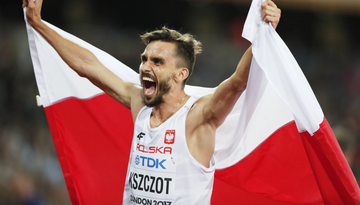 Adam Kszczot zajął 2. miejsce w biegu na 800 metrów podczas finału lekkoatletycznych mistrzostw świata w Londynie. To wielki sukces Polaka! Z czasem 1:44,67 wygrał Francuz Pierre Ambroise Bosse. Kszczot z wynikiem 1:44,95 wyprzedził Kenijczyka Kipyegona Betta, który uzyskał czas 1.45,21. 27-letni Polak obronił tytuł uzyskany dwa lata temu w Pekinie. Wtedy lepszy był od niego jedynie Kenijczyk David Rudisha.