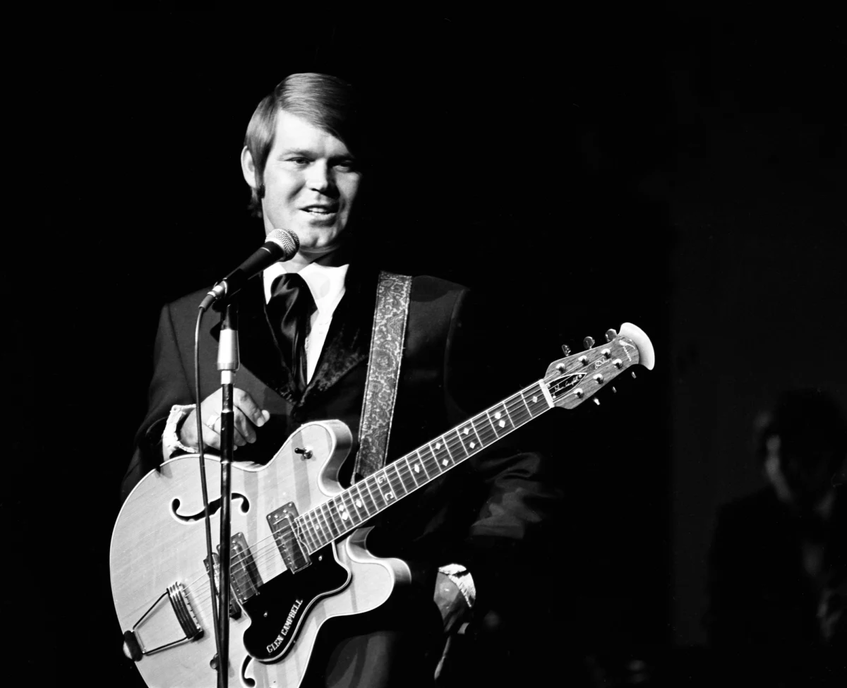 W wieku 81 lat zmarł legendarny wykonawca piosenek country, a także rocka Glen Campbell - poinformowała jego rodzina oraz agent Sanford Brokaw. Artysta przez ostatnie lata zmagał się z chorobą Alzheimera.