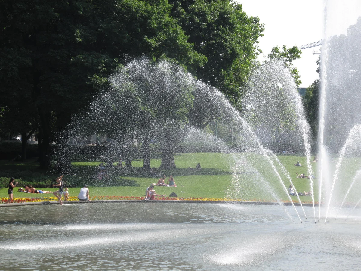30 stopni Celsjusza wskażą dziś termometry w niektórych regionach Polski. Instytut Meteorologii i Gospodarki Wodnej wydał najwyższe ostrzeżenie dotyczące upałów dla czterech województw.