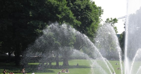 30 stopni Celsjusza wskażą dziś termometry w niektórych regionach Polski. Instytut Meteorologii i Gospodarki Wodnej wydał najwyższe ostrzeżenie dotyczące upałów dla czterech województw.