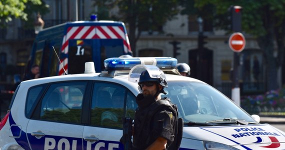 Pojazd wjechał we francuskich żołnierzy na przedmieściach Paryża, w Levallois-Perret. Sześciu żołnierzy jest rannych, w tym dwóch ciężko. Policja zatrzymała domniemanego sprawcę zdarzenia. Mężczyzna jest ranny.