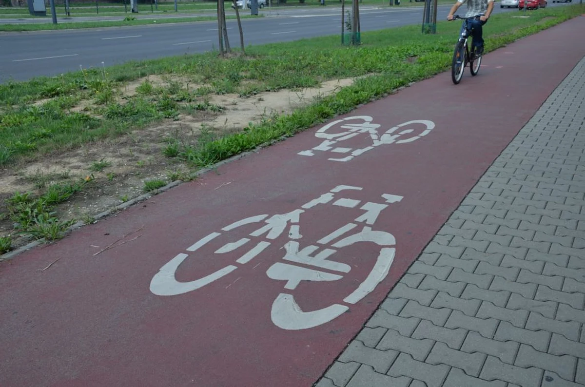 29-letnia rowerzystka spowodowała czołowe zderzenie z inną cyklistką na ścieżce rowerowej w Olsztynie. Obie kobiety zostały poważnie ranne. 