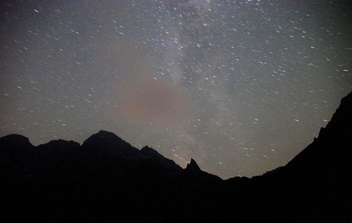 W nocy z soboty na niedzielę na niebie będzie można obserwować spadające gwiazdy. Perseidy, czyli rój meteorów, będzie wtedy najbardziej aktywny. Aby oglądać go bez problemów, najlepiej wyjechać poza miasto.
