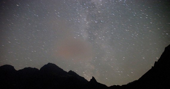 W nocy z soboty na niedzielę na niebie będzie można obserwować spadające gwiazdy. Perseidy, czyli rój meteorów, będzie wtedy najbardziej aktywny. Aby oglądać go bez problemów, najlepiej wyjechać poza miasto.