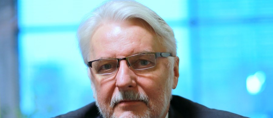 "Nie sądzę, by cokolwiek złego działo się w Polsce" - oświadczył szef polskiej dyplomacji Witold Waszczykowski w wywiadzie dla brytyjskiej BBC. Jak podkreślił: "Jesteśmy nadal demokratycznym krajem (...), ale chcemy demokracji bezprzymiotnikowej". Pytany o wielotysięczne społeczne protesty przeciwko zmianom w sądownictwie, Waszczykowski stwierdził: "Dziesiątki tysięcy protestowały na ulicach, ale miliony Polaków nie protestowały". Szef polskiej dyplomacji odniósł się również m.in. do kwestii przyjmowania uchodźców i relacji z Moskwą.