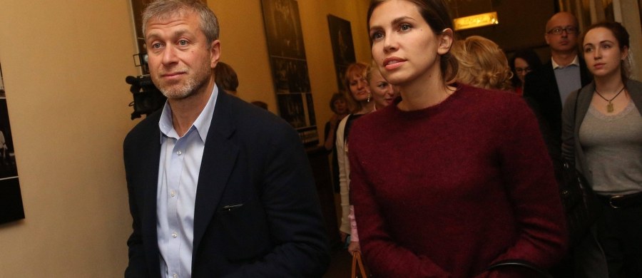 ​Jeden z najbogatszych ludzi z rosyjskim obywatelstwem, właściciel Chelsea Londyn i były gubernator Czukotki, ponownie się rozwodzi. Jak drogi będzie to rozwód dla Romana Abramowicza? Adwokaci miliardera przekonują, że rozwód z trzecią żoną Daszą Żukową nie uszczupli zbytnio majątku rosyjskiego oligarchy.