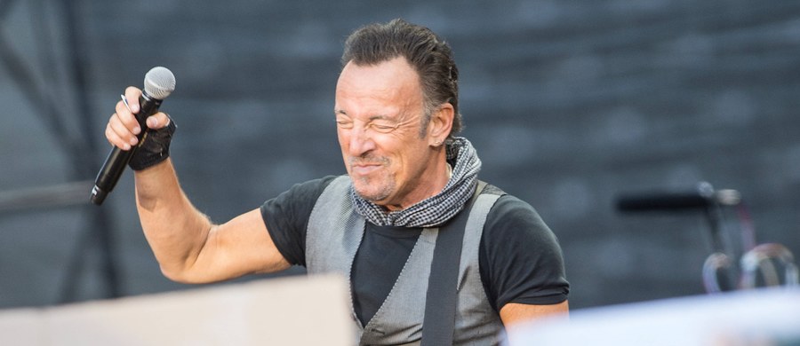 Bruce Springsteen poinformował w środę, że jesienią zamierza zadebiutować na Broadwayu. Artysta da solowe występy w Walter Kerr Theatre z programem złożonym z własnych piosenek oraz fragmentów autobiografii "Born to Run".

