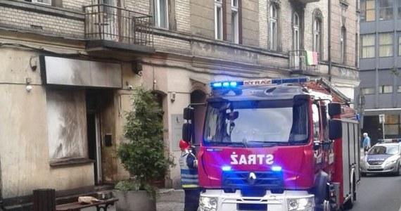 33-latek obrzucił łatwopalną substancją, a następnie podpalił sklep w centrum Katowic, w którym są sprzedawane dopalacze. Sprawca był pijany. Dotychczas nie udało się go przesłuchać. Mężczyzna nie ma stałego miejsca zamieszkania – podała policja.