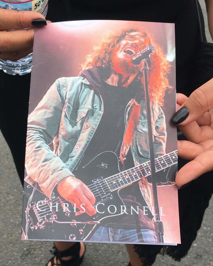 W porozumieniu z wdową po Chrisie Cornellu powstał już projekt pomnika mającego uhonorować zmarłego samobójczą śmiercią wokalisty Soundgarden i Audioslave.