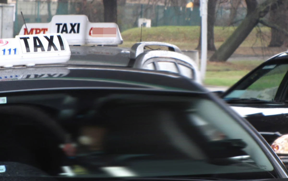 Rząd chce zmienić przepisy dotyczące zarobkowego przewozu pasażerów. Nowe zasady mają ułatwić pracę taksówkarzy i zwiększyć bezpieczeństwo przy korzystaniu z usług innych firm zajmujących się przewozem osób - informuje "Gazeta Polska Codziennie".