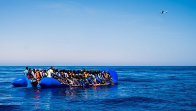 Nawet 50 migrantów rozmyślnie utopionych przez przemytnika