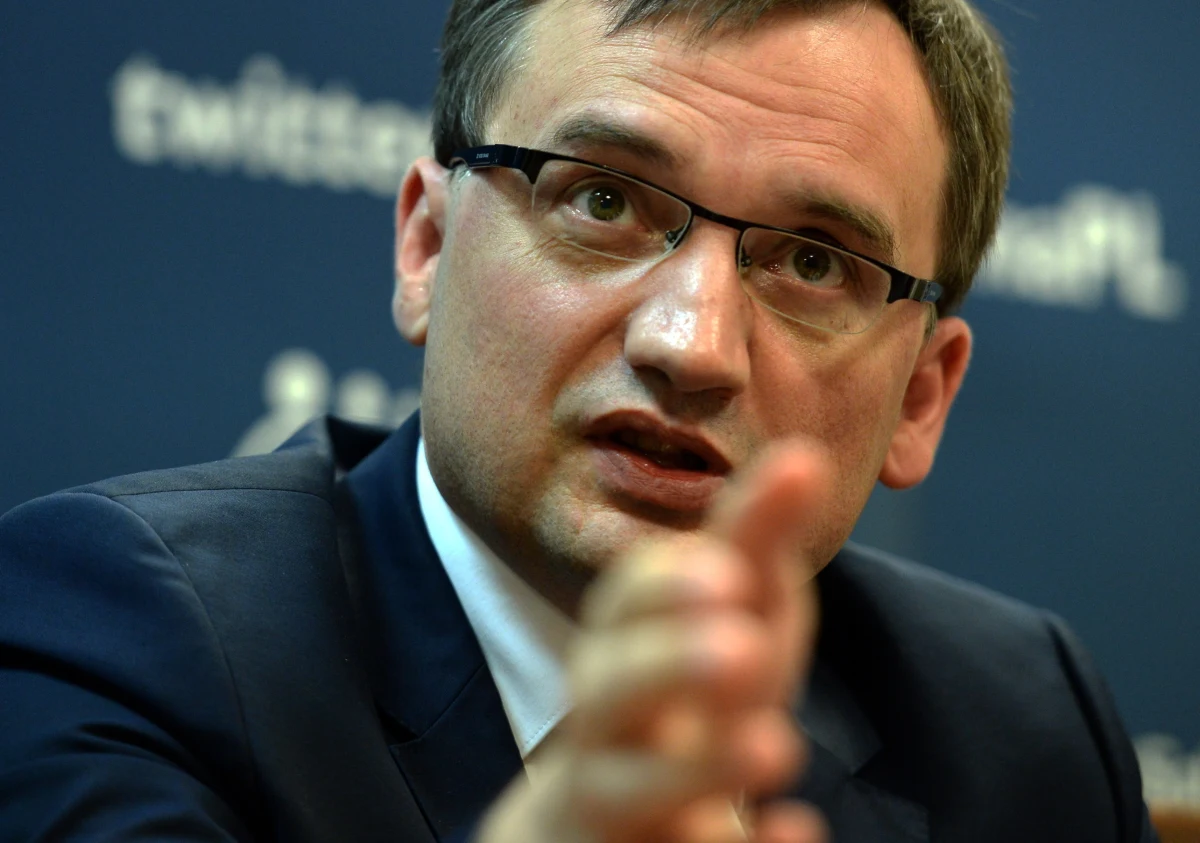 "Deklaruję pełne poparcie dla komisji śledczej w sprawie wyłudzeń VAT" - oświadczył minister sprawiedliwości, prokurator generalny Zbigniew Ziobro. Podkreślił, że działalność mafii VAT-owskiej była możliwa ze względu na bierną postawę centralnych organów państwa w latach 2008-2015.