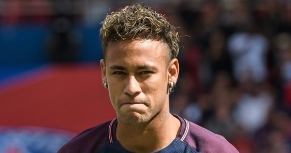 ​Brazylijski piłkarz Neymar, bohater najwyższego - 222 mln euro - transferu w historii futbolu, jeszcze może poczekać na debiut w Paris Saint-Germain. Wciąż nie został oficjalnie uprawniony do gry.