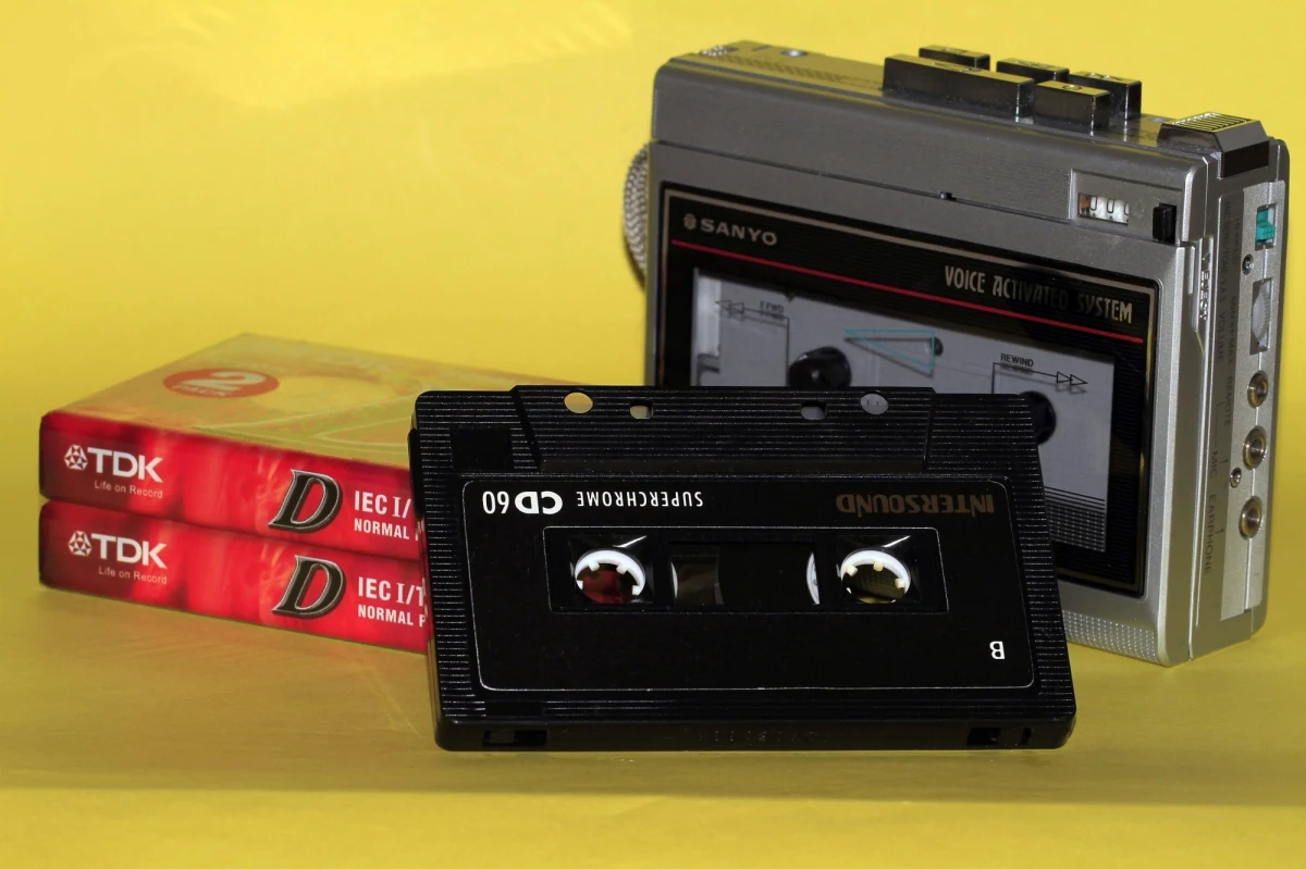 Gdyńskie Muzeum Emigracji szuka autora miłosnych listów nagranych na kasety na początku lat 90., wysłanych przez Polaka mieszkającego w Australii do kobiety z Wrocławia. Pięć kaset zawierających osiem godzin nagrań znaleziono przypadkiem kilka miesięcy temu.