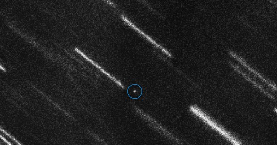 Europejskie Obserwatorium Południowe (ESO) opublikowało najnowsze zdjęcie planetoidy 2012 TC4, która 12 października przeleci blisko Ziemi. Kosmiczna skała o rozmiarach od 10 do 30 metrów, która minęła naszą planetę w 2012 roku, teraz zbliża się do nas ponownie z prędkością około 14 km/s. Obraz zarejestrowany z pomocą teleskopu VLT na przełomie lipca i sierpnia to pierwsze zdjęcie tej planetoidy od blisko 5 lat. Dzięki tym obserwacjom wiadomo już, że minie Ziemię w bezpiecznej odległości 44 tysięcy kilometrów. 