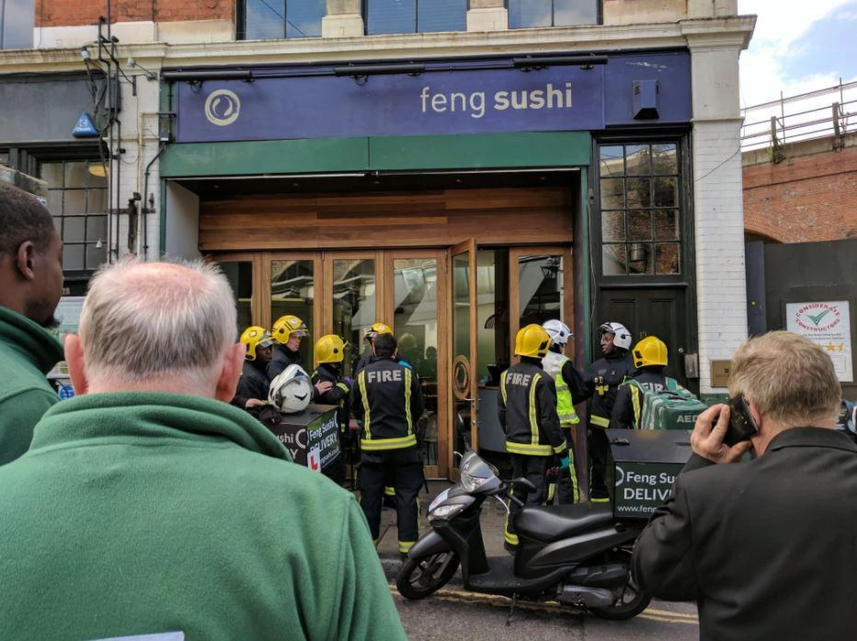 Trzech pracowników restauracji sushi na Borough Market w centralnym Londynie doznało obrażeń skóry po tym, gdy otworzyli kopertę z nieznaną substancją. Policja twierdzi, że zajście nie miało podłoża terrorystycznego. 