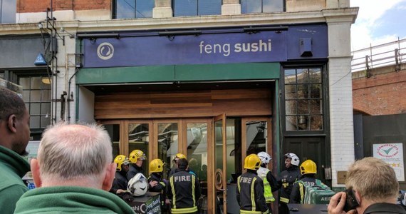 Trzech pracowników restauracji sushi na Borough Market w centralnym Londynie doznało obrażeń skóry po tym, gdy otworzyli kopertę z nieznaną substancją. Policja twierdzi, że zajście nie miało podłoża terrorystycznego. 