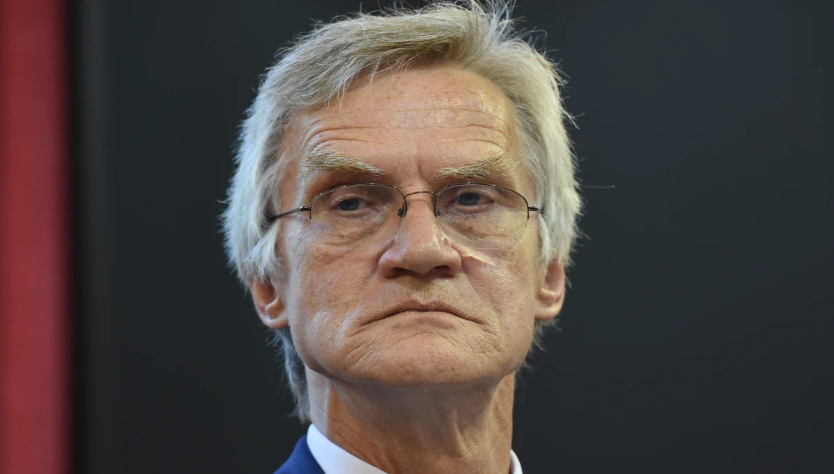 Rozerwanie poszycia lewego skrzydła Tu-154M świadczy o tym, że nie uderzenie było tym pierwszym elementem, który doprowadził do jego destrukcji; fala destrukcyjna, która rozerwała skrzydło, miała miejsce przed brzozą - powiedział p.o. przewodniczący podkomisji smoleńskiej Kazimierz Nowaczyk. Nowaczyk pytany w TVP Info o to, w jaki sposób podkomisja ustaliła, że lewe skrzydło TU-154M zostało uszkodzone przed brzozą, odpowiedział, że w trakcie prac "odnaleziono i umiejscowiono kilkadziesiąt odłamków", na podstawie których został odtworzony przełom lewego skrzydła.