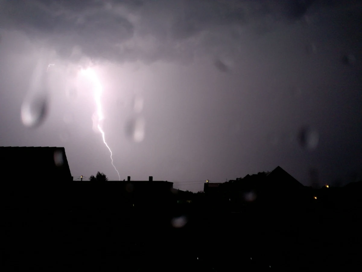 160 razy interweniowali strażacy w woj. śląskim i opolskim w związku z wieczornymi burzami. Najwięcej zgłoszeń dotyczyło powalonych drzew i zalanych piwnic. Gwałtownym burzom z porywistym wiatrem miejscami towarzyszył grad.