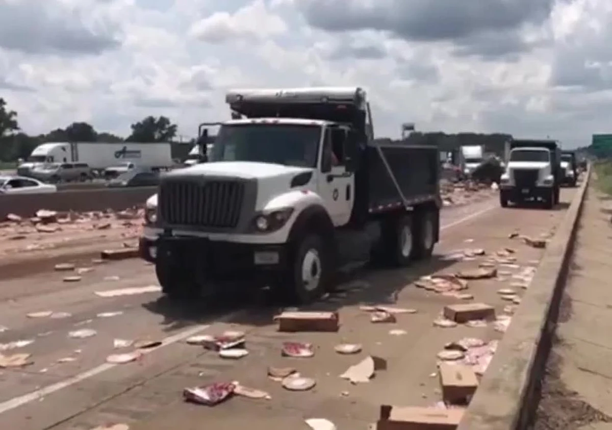 Niecodzienny widok na autostradzie w amerykańskim stanie Arkansas. W Little Rock rozbił się samochód ciężarowy przewożący mrożone pizze: z niewiadomych przyczyn zjechał na środkowy pas trasy, a następnie uderzył w bariery oddzielające pasy przeciwległe. W wyniku zderzenia naczepa tira przewróciła się i autostradę pokryły setki mrożonych pizz… Co najważniejsze, w wypadku nikt nie ucierpiał.