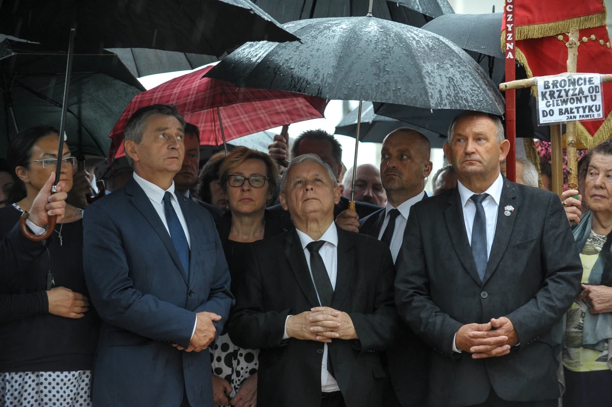 44 wnioski o ukaranie w związku z wykroczeniami skieruje do sądu policja po czwartkowych manifestacjach - mówi rzecznik komendanta stołecznego policji kom. Sylwester Marczak. Policjanci wylegitymowali 150 osób. Nikogo nie zatrzymano. Według policji, wykroczenia o których mowa, związane są z zakłócaniem legalnego zgromadzenia, używaniem wulgarnych słów oraz odmowę okazania dokumentu i podania danych osobowych. Zdaniem policji, jednej z osób zakłócających porządek funkcjonariusze zabrali kastet.