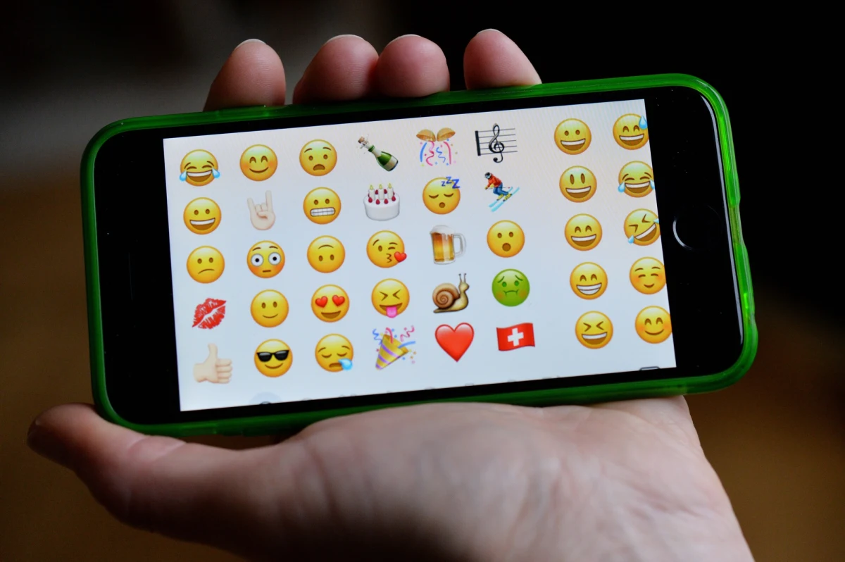 O nieużywanie emotikonów w ogłoszeniach parafialnych publikowanych w internecie, apeluje do proboszczów archidiecezji, poznańska kuria. Dodawanie "buziek" do oficjalnych, parafialnych komunikatów może być odbierane jako zachowanie infantylne - uważa kuria.
Emotikony to krótkie ciągi znaków używane m.in. przy pisaniu SMS-ów czy maili. Dzięki "buźkom" z dwukropka, średnika, nawiasów czy innych znaków i liter nadawca informacji może dać do zrozumienia, że jego wypowiedź miała np. charakter żartobliwy, lub że autor komunikatu czuje żal, smutek.