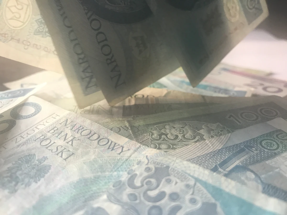 Policja z Koszalina w Zachodniopomorskiem poszukuje właściciela nieodebranej z bankomatu gotówki. Tysiąc złotych zauważyła przebywająca na urlopie w Sarbinowie policjantka. Pieniądze zaniosła na pobliski komisariat. 