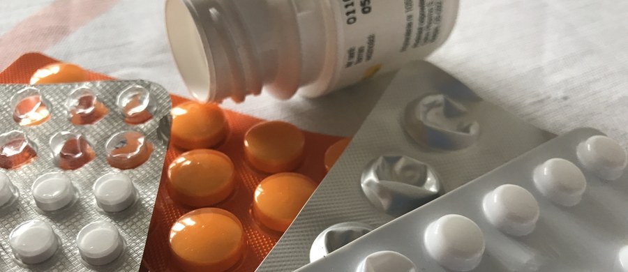 Średnio sześć leków dziennie zażywają seniorzy. Do tego dochodzą jeszcze różne suplementy łatwo dostępne w supermarketach. Do jednego z krakowskich szpitali trafił pacjent z listą 49 różnych tabletek, które przyjmował codziennie. 