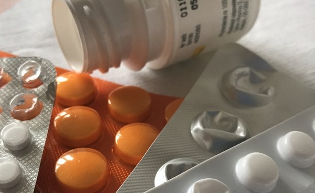 Średnio sześć leków dziennie zażywają seniorzy. Do tego dochodzą jeszcze różne suplementy łatwo dostępne w supermarketach. Do jednego z krakowskich szpitali trafił pacjent z listą 49 różnych tabletek, które przyjmował codziennie. 