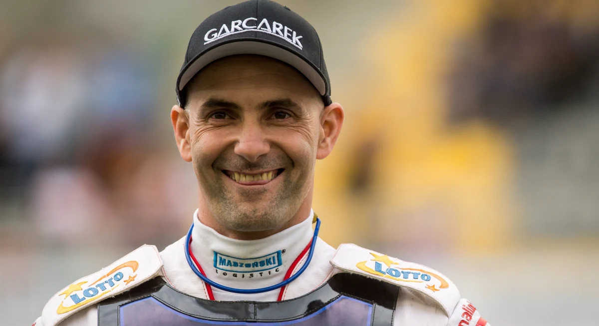 "Stan funkcjonalny Tomasza Golloba się poprawia. Trwa kompleksowa rehabilitacja, która przynosi efekty, ale to długi proces. Nie ma gwałtownych zmian" - powiedział PAP koordynator kliniki rehabilitacji 10 Wojskowego Szpitala Klinicznego w Bydgoszczy dr Krzysztof Radziszewski. 46-letni Gollob, indywidualny mistrz świata w jeździe na żużlu z 2010 roku, 23 kwietnia miał wystartować w motocrossowych mistrzostwach strefy północnej w Chełmnie. Podczas treningu przed zawodami uległ jednak poważnemu wypadkowi.