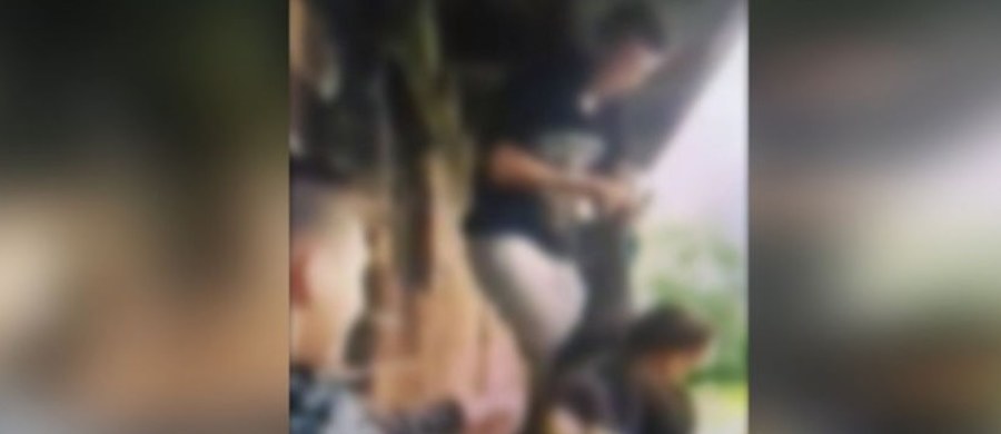 W Działoszynie (woj. łódzkie) dwaj chłopcy zrzucili swojego kolegę z nieogrodzonego balkonu. Zdarzenie zostało nagrane i umieszczone w internecie. Miejscowa policja prowadzi postępowanie w tej sprawie.