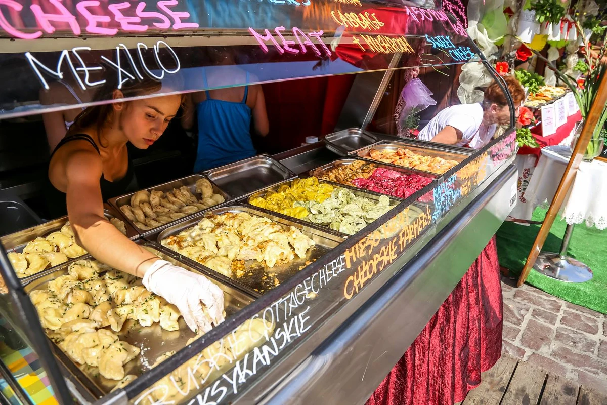 W afrykańskich upałach rozpoczął się w Krakowie 15. Festiwal Pierogów. Na tych, którzy w ciągu pięciu najbliższych dni odwiedzą Mały Rynek, czekają nie tylko degustacje i konkursy kulinarne, ale i bogaty program muzyczny.