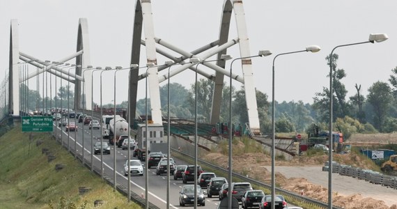 Na trasie S3 między Skwierzyną a Gorzowem Wlkp. utworzył się korek na pasach w kierunku Szczecina. To efekt większego ruchu wakacyjnego nad morze. Przejazd tym odcinkiem S3, będącym zarazem obwodnicą Gorzowa Wlkp., może być spowolniony do godzin popołudniowych.