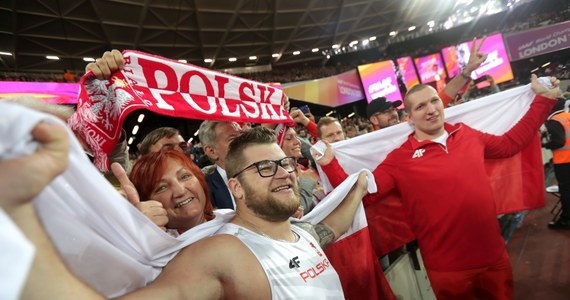 „Ten medal było najtrudniej zdobyć. Dedykuję go rodzinie, bo to oni najbardziej na tym cierpią, że uprawiam sport. W końcu wróciłem na odpowiednie miejsce” – powiedział Paweł Fajdek po wywalczeniu trzeciego z rzędu złotego medalu mistrzostw świata w rzucie młotem.