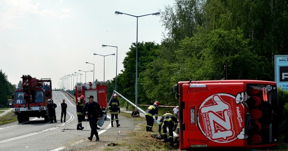 Wypadek autokaru firmy Polski Bus w Nowej Dębie koło Tarnobrzega na Podkarpaciu. Pojazd przewrócił się na drodze krajowej numer 9. Podróżowało nim 85 osób. 38 zostało rannych.