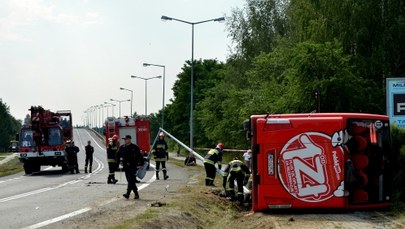 Wypadek Polskiego Busa. Pojazd przewrócił się na krajowej "9", są ranni