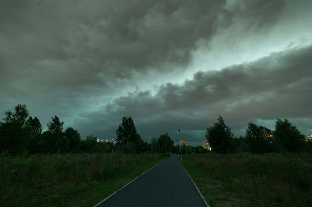 Instytut Meteorologii i Gospodarki Wodnej wydał ostrzeżenia trzeciego stopnia przed upałami dla woj. lubelskiego i podkarpackiego. Ze względu na upał lub burze z gradem IMGW wydało też ostrzeżenia niższego stopnia dla innych województw położonych na wschodzie kraju.